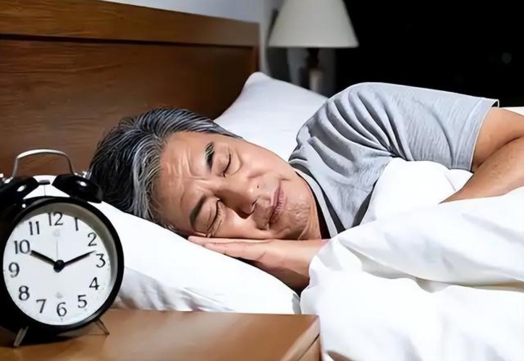 晚上十点睡觉错了?医生苦劝:过了60岁,睡觉要尽量做到这4点