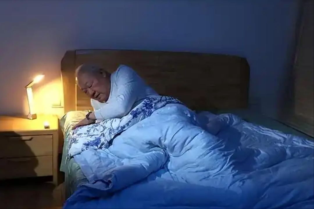 晚上十点前睡觉不正确?医生告诫:过了65岁,睡觉尽量做到这几点