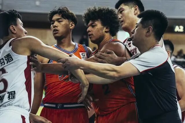 看完CBA杯赛决赛，裁判还是少一些人情世故吧！！！