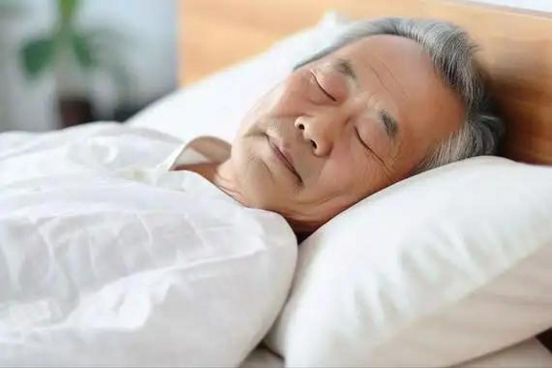 “早睡早起”是错的？医生提醒：过了67岁，睡觉尽量要注意这5点