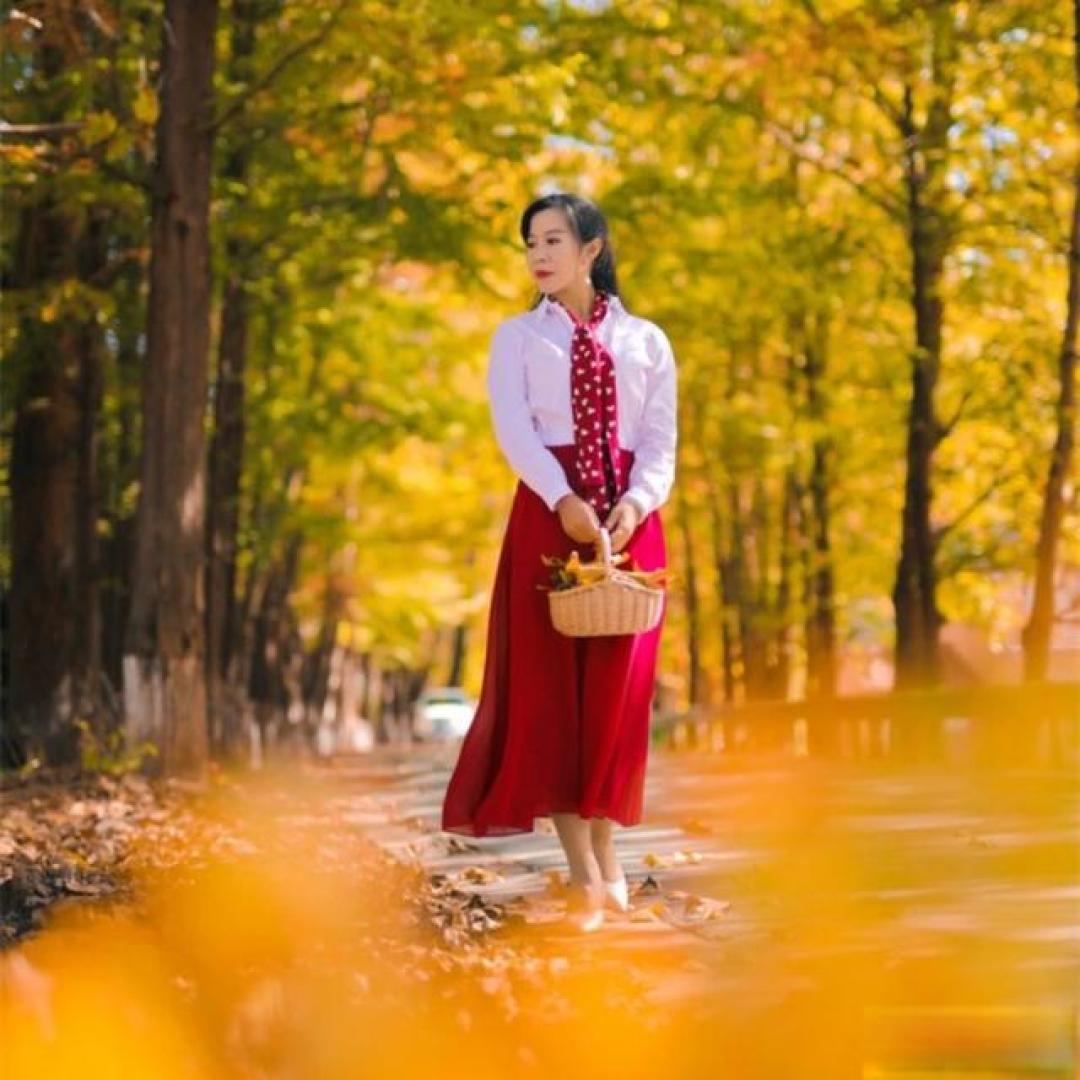 为什么说,中年女性拍照要远离镜头?因为更有高级感和氛围感