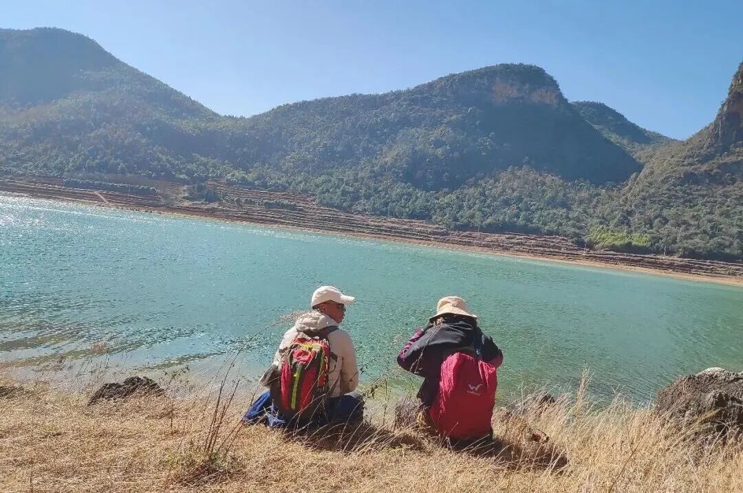 别再卷三江并流了!徒步沾益双海子秘境,石峰碧水间,找回丢失的自己