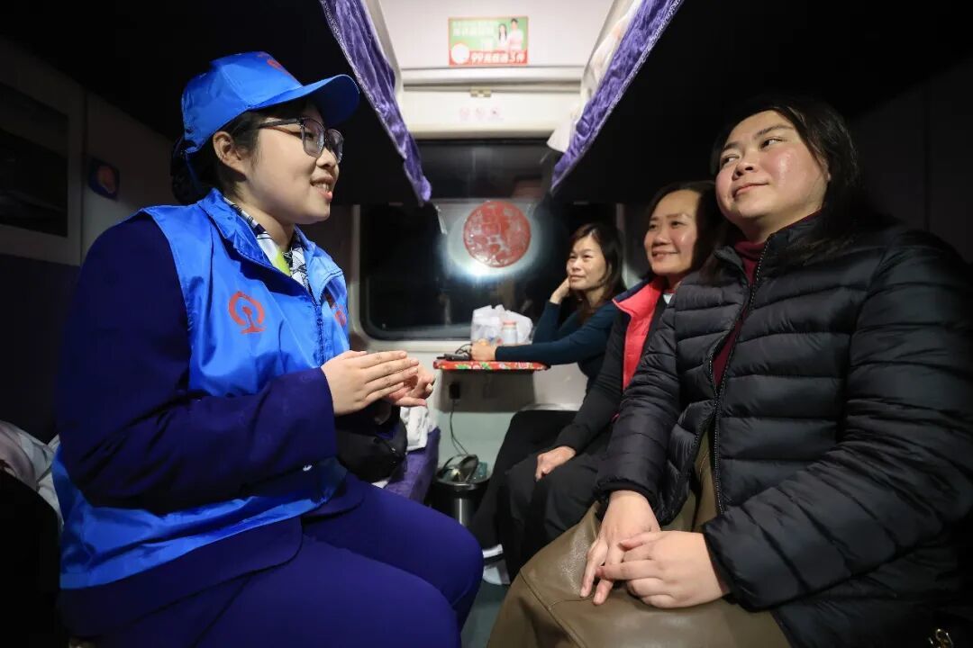 百名外国游客也来打卡这趟“网红列车”!