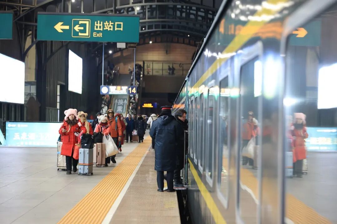 百名外国游客也来打卡这趟“网红列车”!