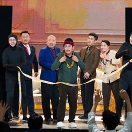 宋小宝《重生之我在豪门当宝总》舞台事故加神吐槽，把一场“翻车”演成喜剧天花板