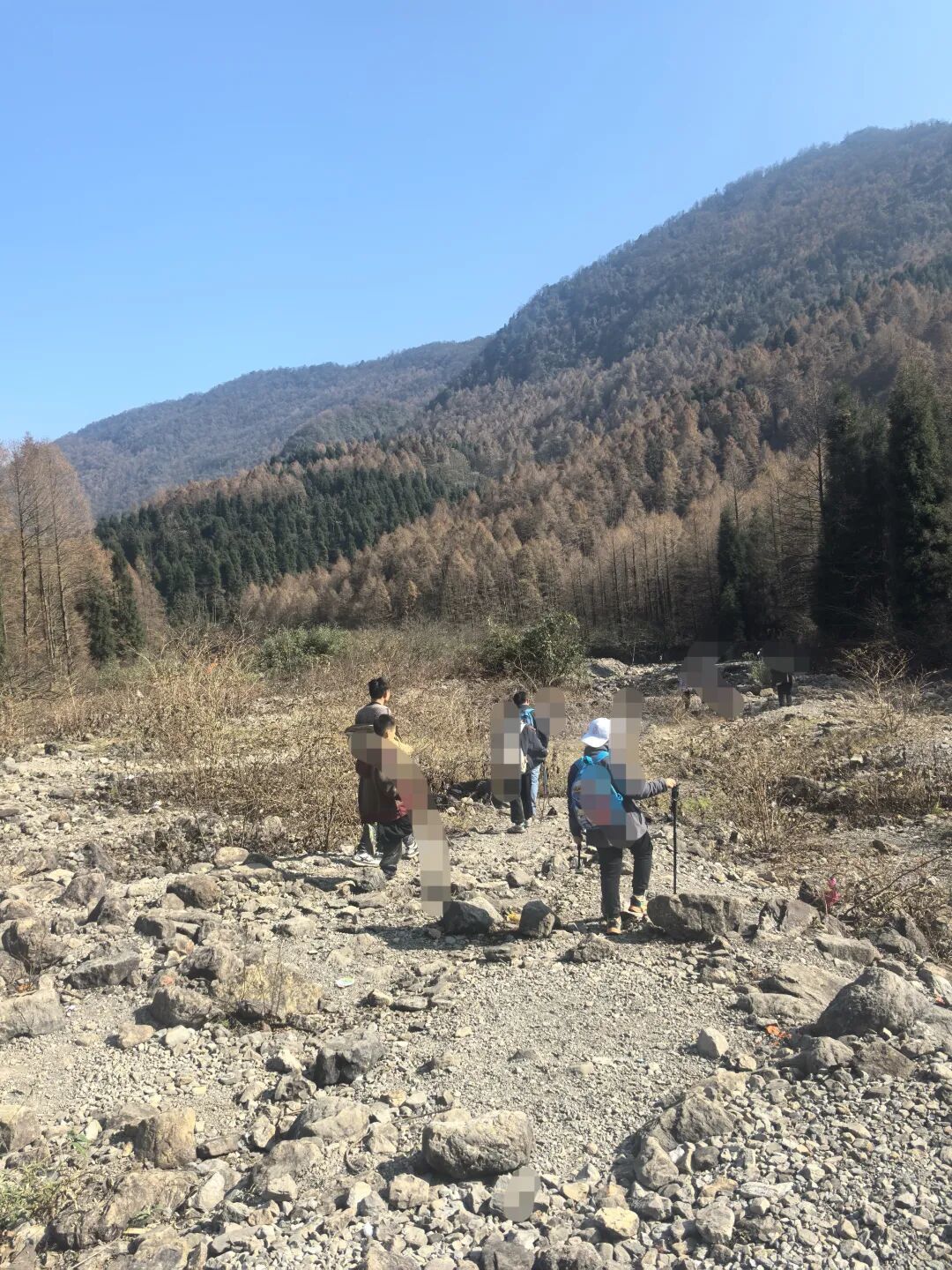 成都周边爬山徒步， 崇州琉璃坝环线6.67公里全是惊喜，彩林、河床、原始森林一次玩够！
