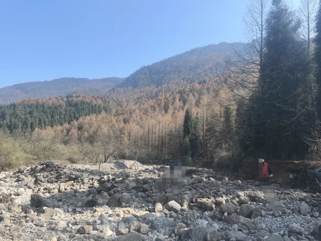 成都周边爬山徒步， 崇州琉璃坝环线6.67公里全是惊喜，彩林、河床、原始森林一次玩够！
