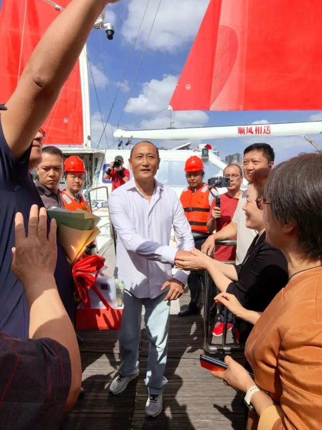 中国船长翟墨从周家渡白莲泾码头启航,挑战人类首次沿南极圈环航南极洲航程