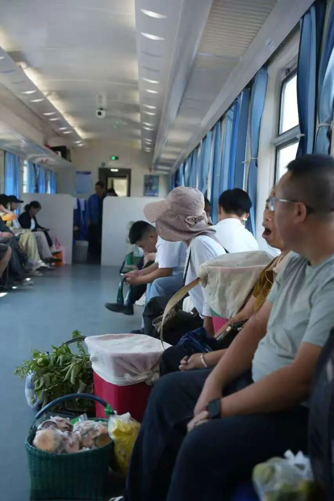 一路向黔|“绿皮慢火车,载满黔山烟火气——5639次列车一日行纪”