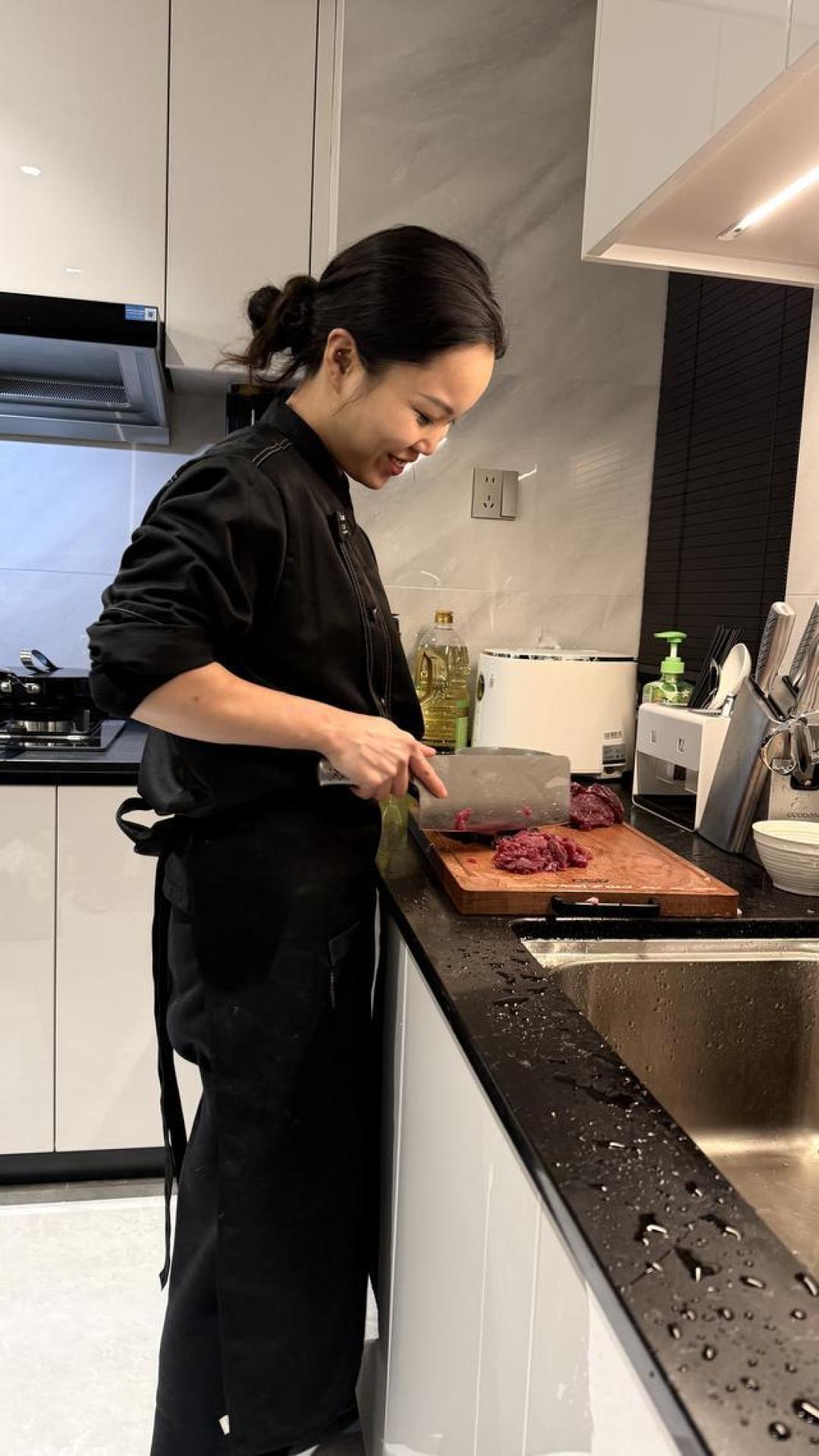95后女生春节上门做饭月入4万,年夜饭只给自己点了份泡菜