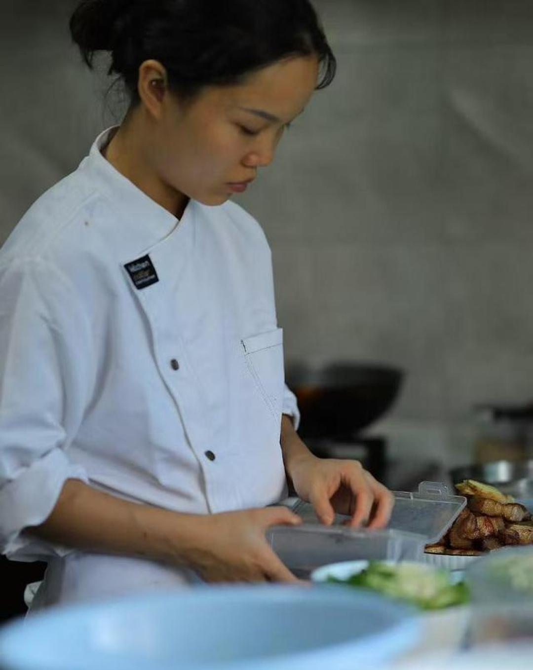 95后女生春节上门做饭月入4万,年夜饭只给自己点了份泡菜