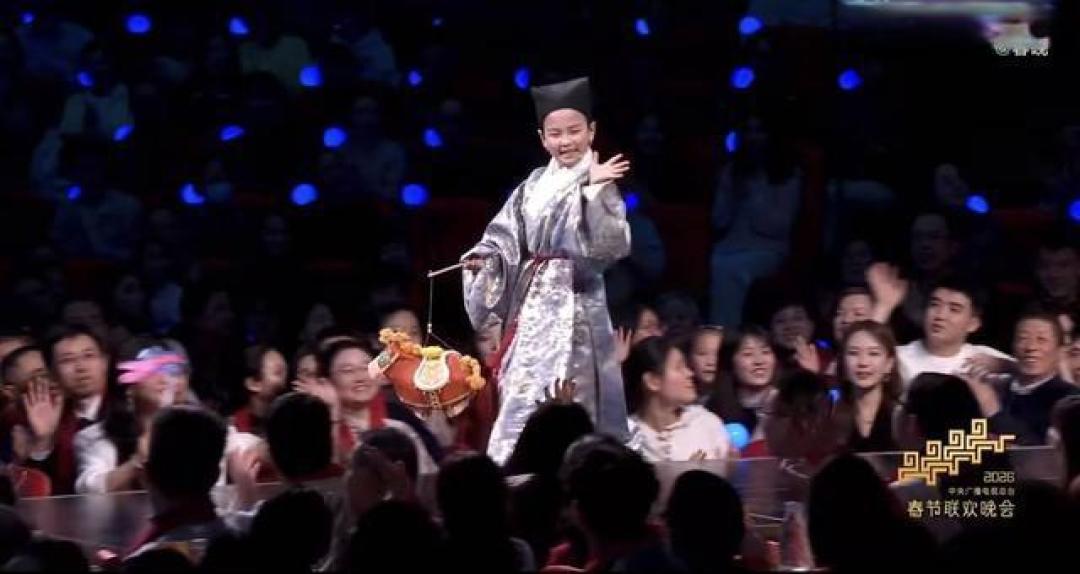 揭秘春晚爆款汉服:明代道袍藏着“三阳开泰”的美好祝福
