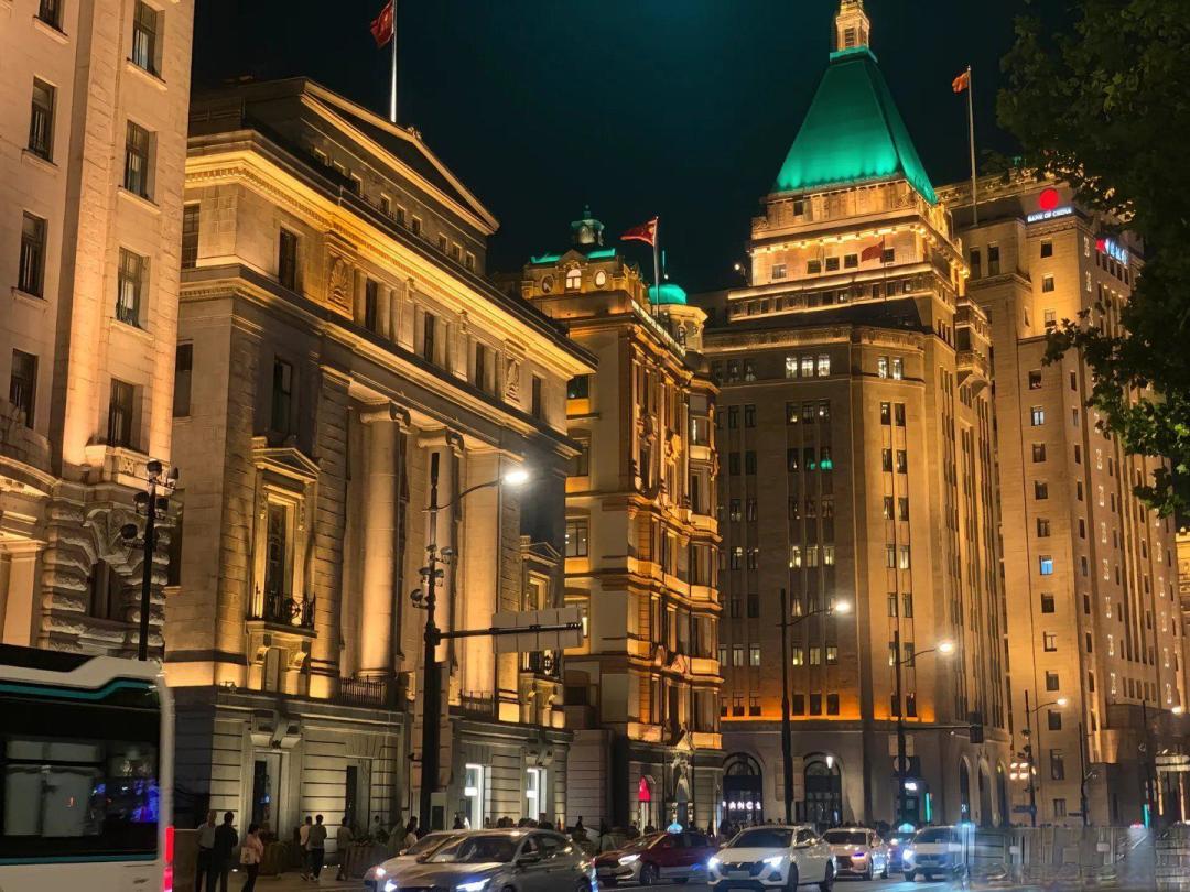 浦江两岸一夜看尽百年风华，这才是上海夜景的视觉巅峰