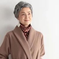 五六十岁女人尽量不要穿足力健、帆布鞋，换成这3款鞋子洋气高级