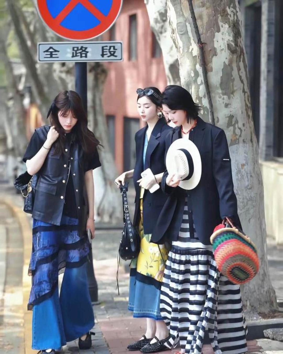 开春才发现,卫衣、风衣不兴了,今年流行3种“春装”,优雅时髦