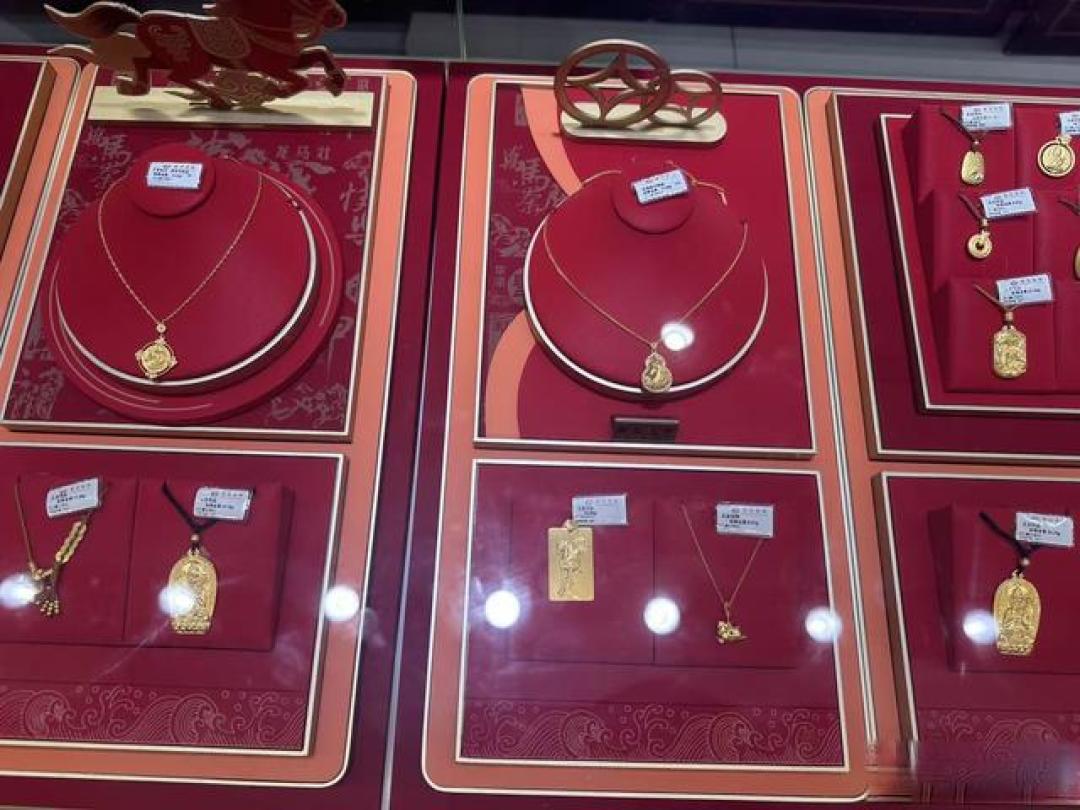 直击“中国黄金第一卖场”：1000克金条卖断货，有人拿下68克金镯，价格超10万