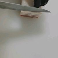 烤肉店分割摆盘猪五花，分割细节方法讲解、人均60左右的烤肉店推荐国产龙大猪五花。