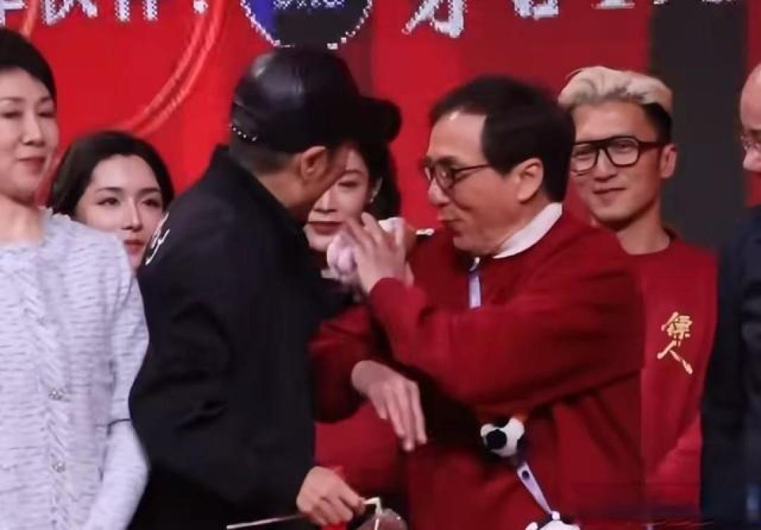 央视这一夜,成内娱照妖镜!75岁张艺谋站C位,江湖地位全照明白
