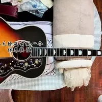 #真实生活分享计划 #木吉他保养 #木吉他换弦 #Gibson #抖音看世界 今天给大家分享自己的吉他保养换弦的作品，希望有一些小知识可以帮助到一些吉他爱好者……