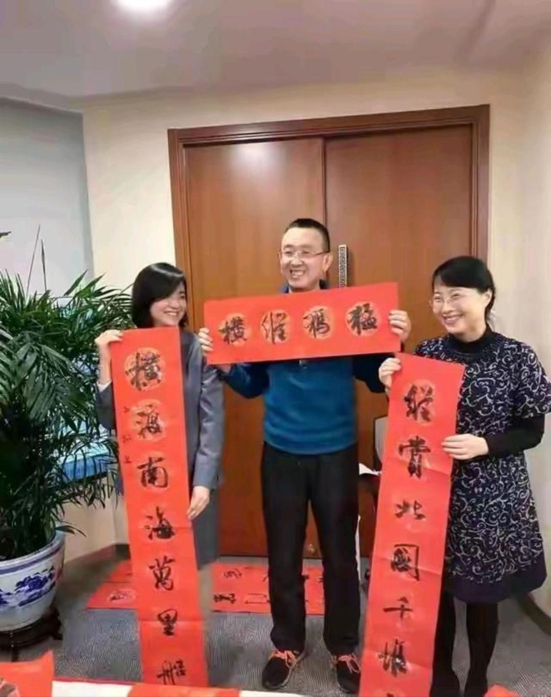 60后女书法家方放抱着氧气瓶赴高原写春联,把书法变成带体温礼物