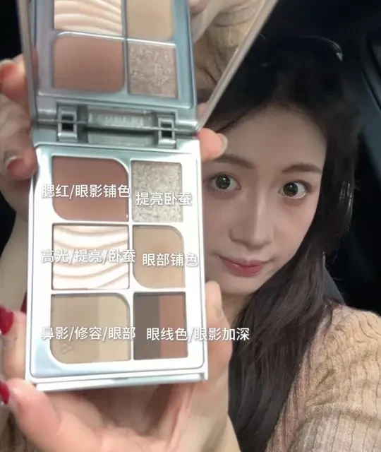 一个全脸盘轻松搞定两种妆容 水花川行地球语言，适合黄皮/黄黑皮的暖棕全脸盘
快来学习一下十分钟通勤日常妆和闪了千金妆～
点击左下角购买同款
#日常妆 #新手化妆教程 #分享妆容 #面部综合盘 #水花川行