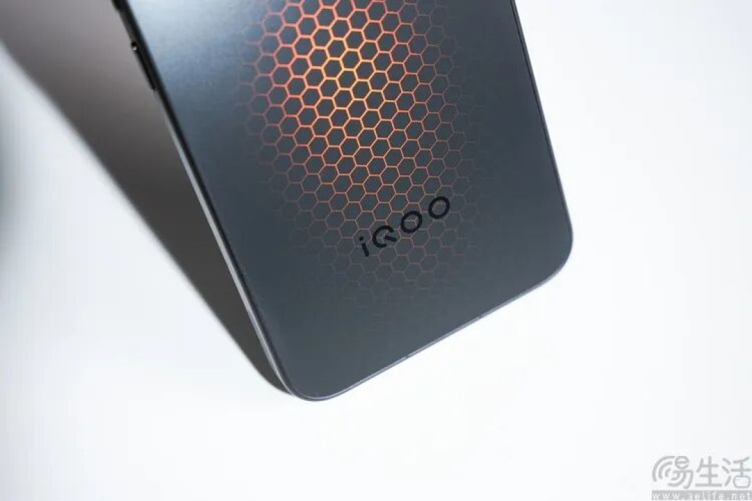 iQOO 15 Ultra首测：开创头部品牌“游戏超大杯”时代