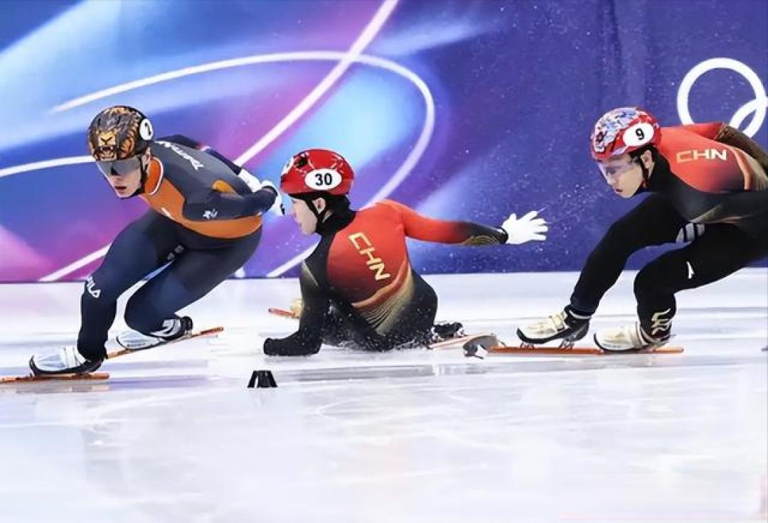离谱!英国选手撞倒2名中国选手 孙龙被冰刀划伤流血 一瘸一拐离开
