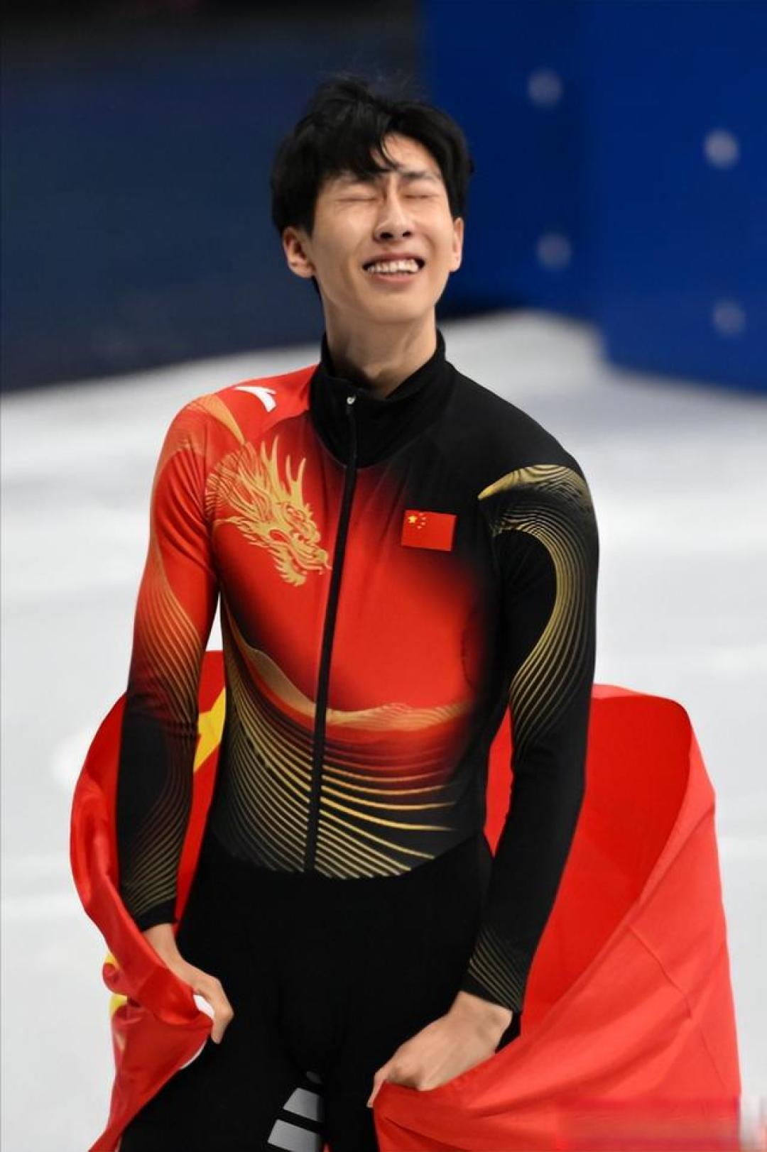 离谱!英国选手撞倒2名中国选手 孙龙被冰刀划伤流血 一瘸一拐离开