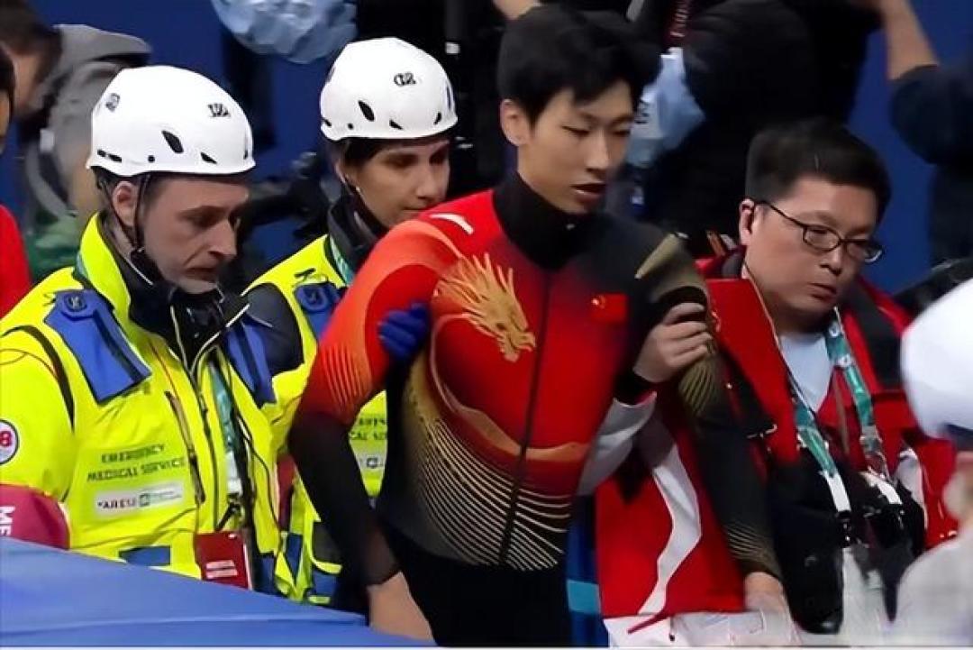 离谱!英国选手撞倒2名中国选手 孙龙被冰刀划伤流血 一瘸一拐离开