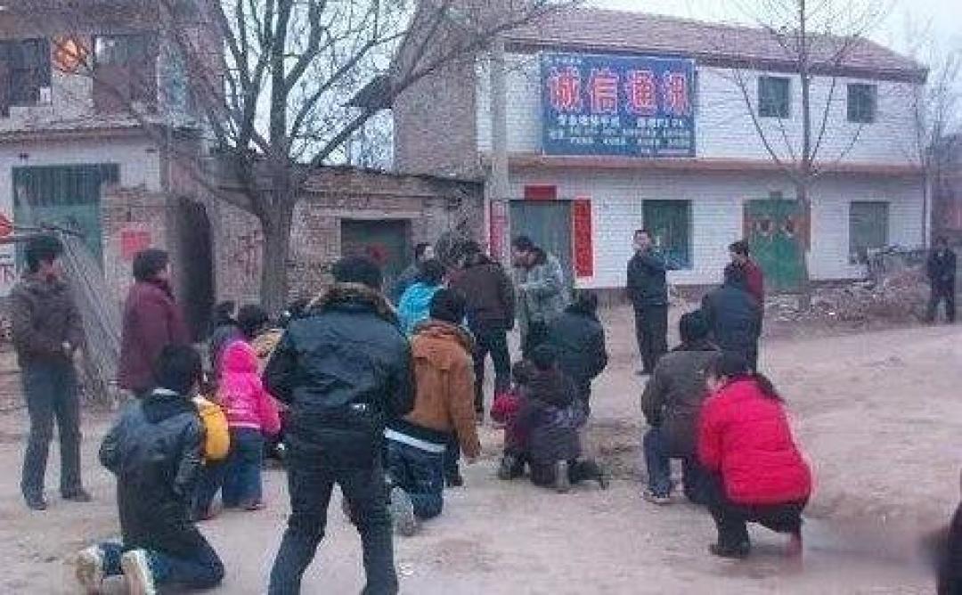 山东风俗'大年初一,山东农村拜年集体磕头,你在老家见过这阵势吗?