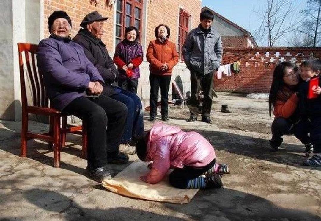 山东风俗'大年初一,山东农村拜年集体磕头,你在老家见过这阵势吗?
