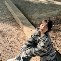 165cm/60kg梨形身材，穿格纹衫怕变“程序员”？选蓝灰宽松款+微喇裤，复古藏胯一步到位