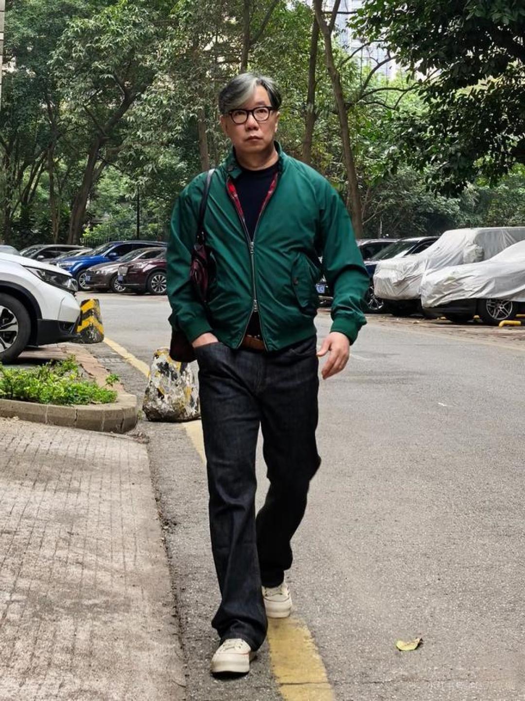 别再乱穿了！真正得体的中年男人，都有“反油腻”穿搭体质