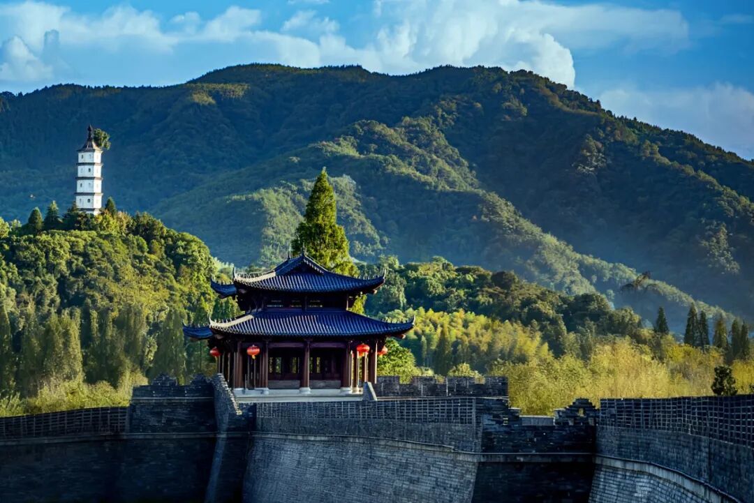 这座小城靠一口包子称霸早餐界,草莓随便吃!反向冬游不踩雷