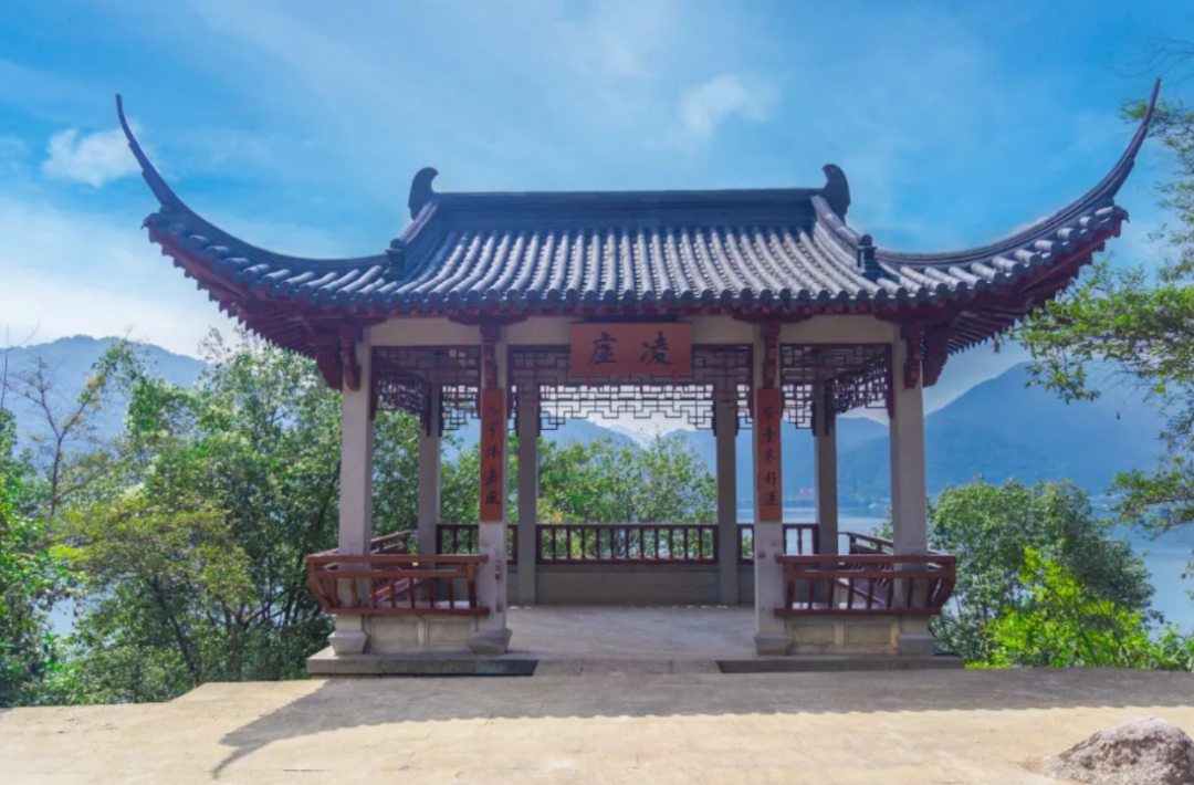 这座小城靠一口包子称霸早餐界,草莓随便吃!反向冬游不踩雷