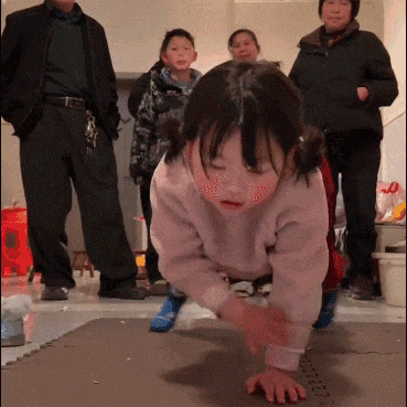 5岁顶流网红“瑶一瑶”俯卧撑引争议！网友：强得像AI