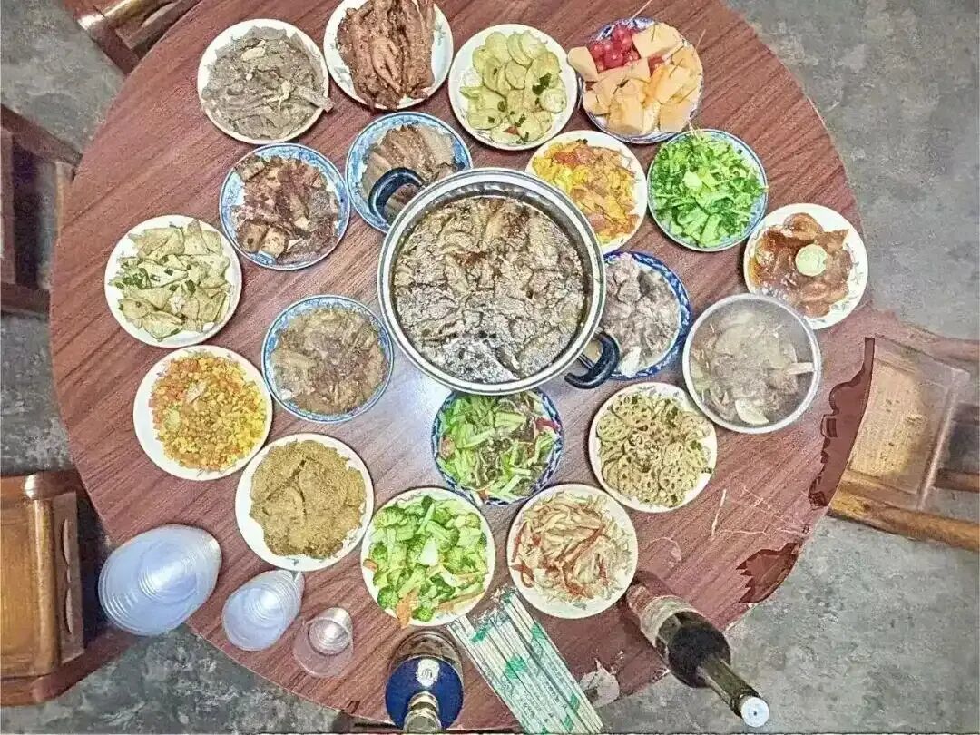 河北女婿到江西过年,全是辣椒难下筷,饮食碰撞中的家庭温情