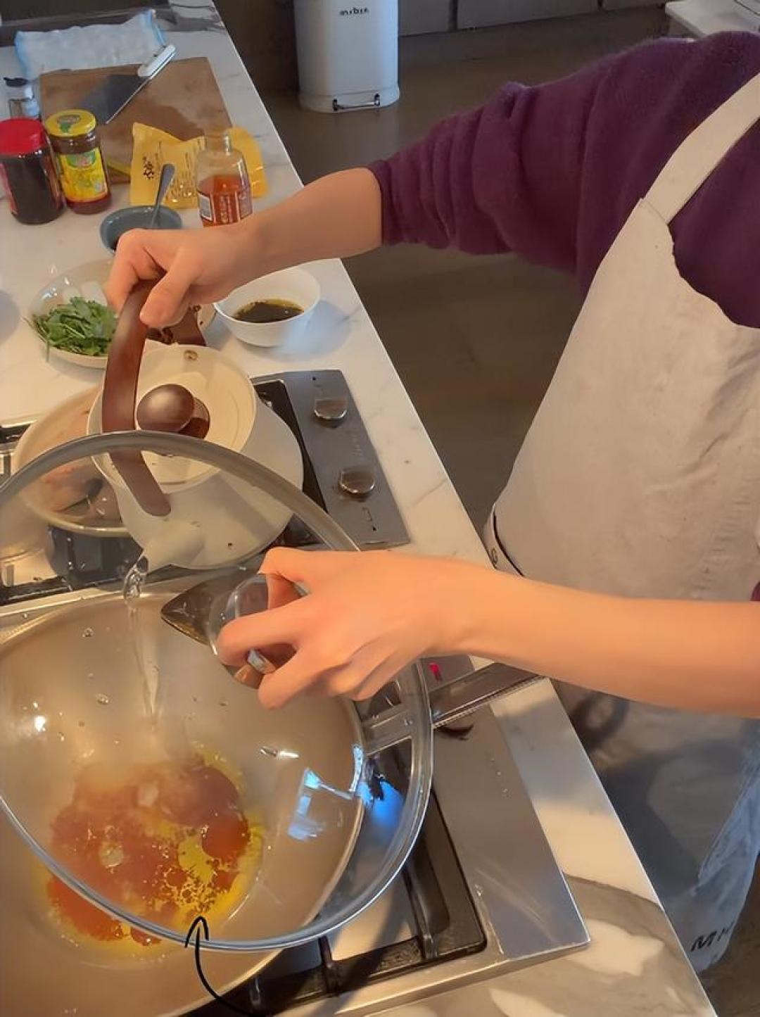 45岁董洁年夜饭做酱猪蹄,3个步骤简单好做,寓意新年多多来财