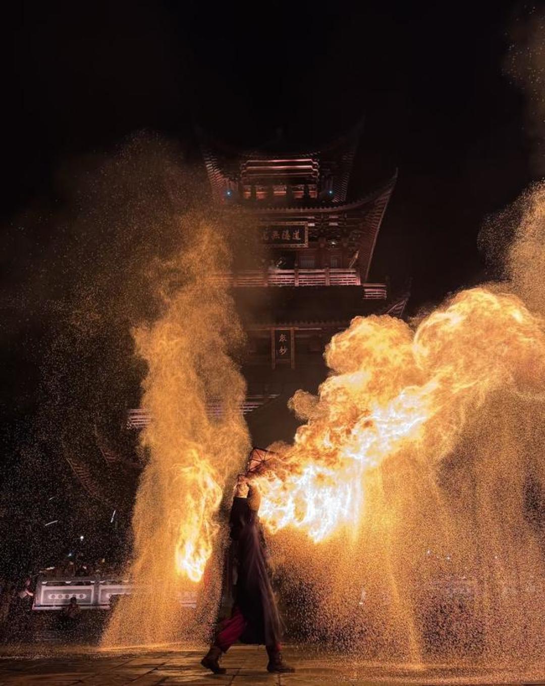 原来辛弃疾没骗我!葛仙村千灯会,一场现实版的“一夜鱼龙舞”。