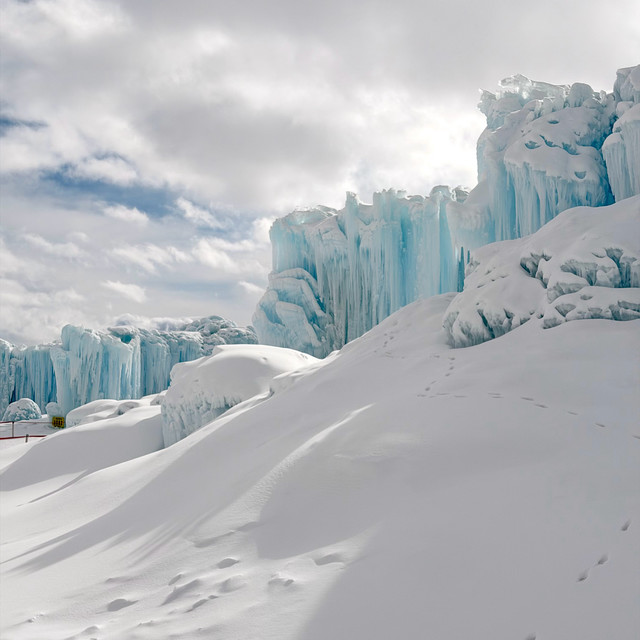 从冬日蓝冰到夏日花海，赛里木湖的美景永远值得你的奔赴
