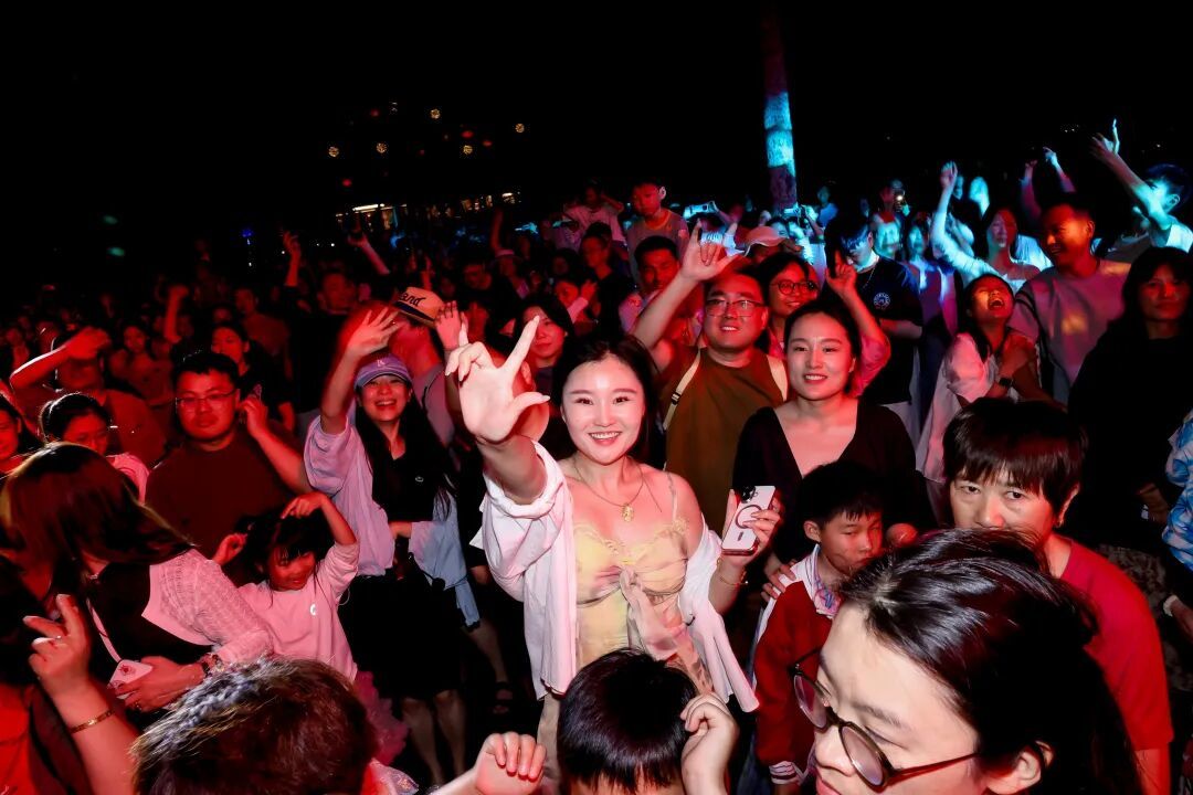 网络中国节·春节丨从醒狮到烟花！一天超1.5万人次打卡！万宁石梅湾春节火出圈