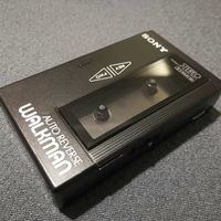2025年索尼Walkman磁带机复兴：Z世代推动实体音乐回潮，二手市场溢价超10倍
