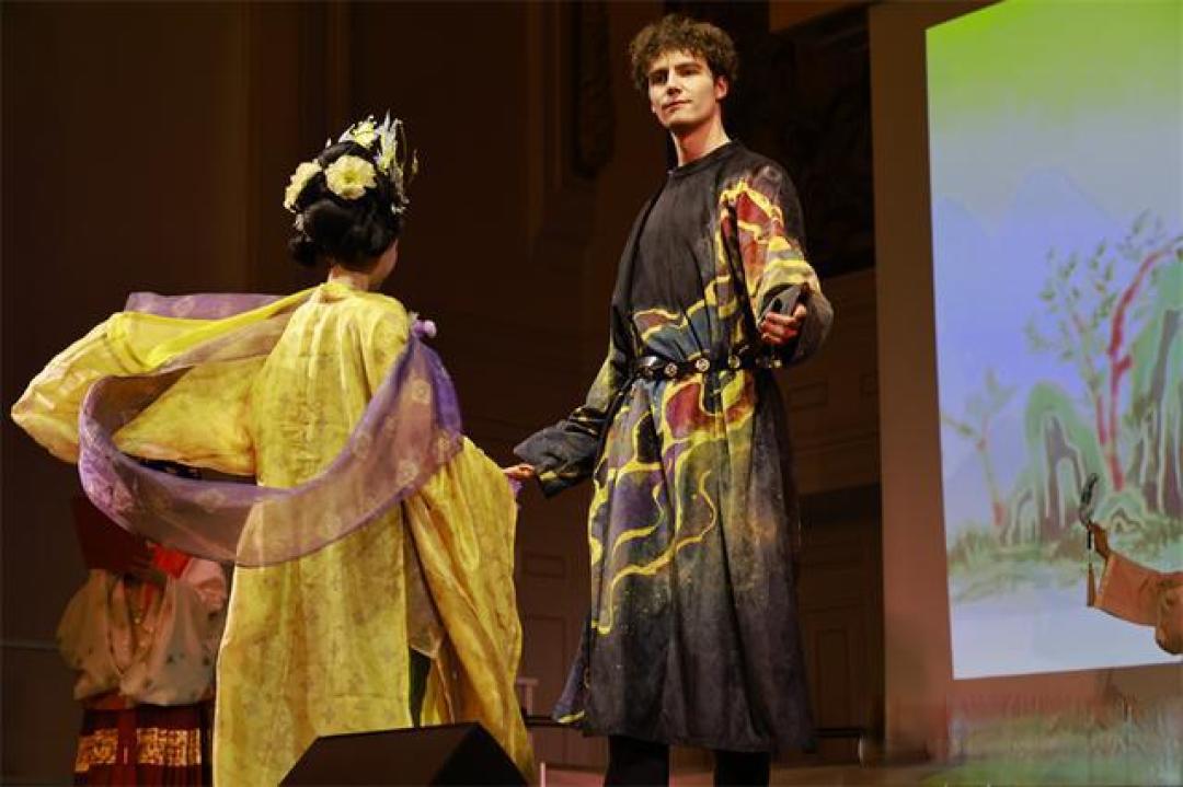 法国“汉服春晚”展现中式婚俗之美