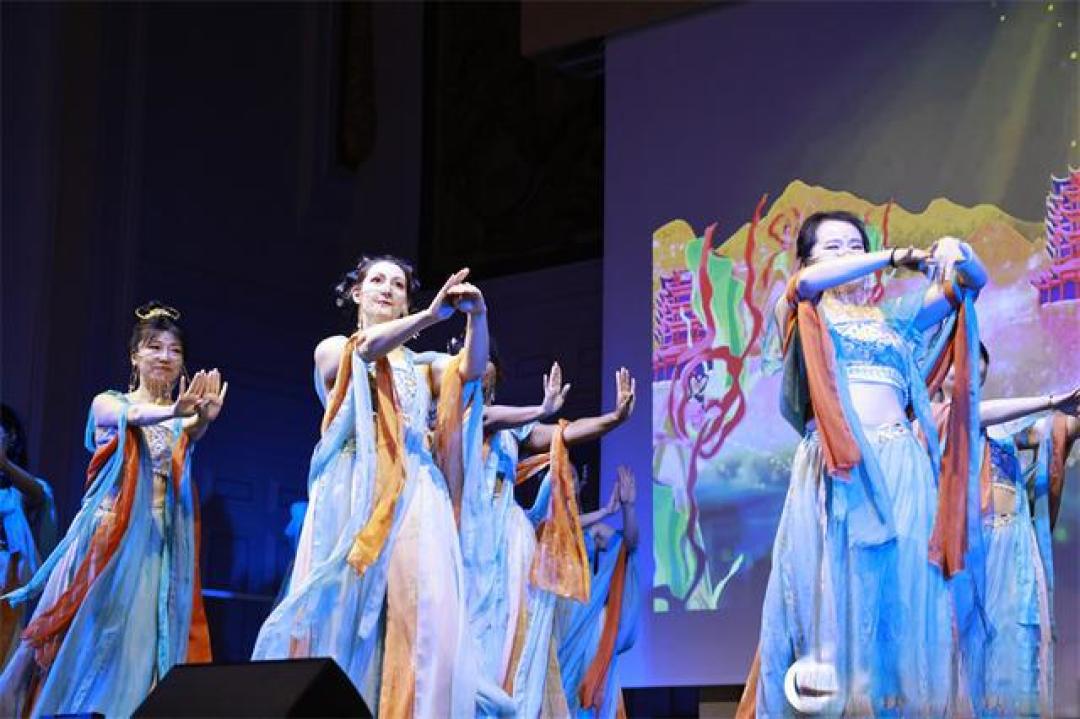 法国“汉服春晚”展现中式婚俗之美
