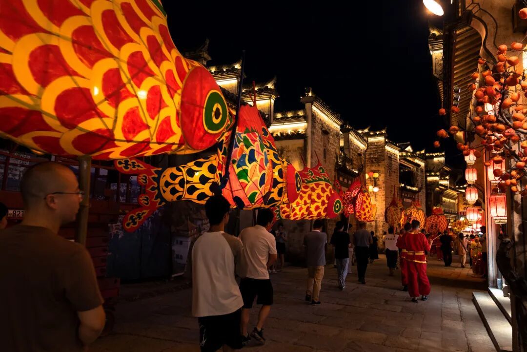 辛苦一整年，小城酒店竟都住不起了