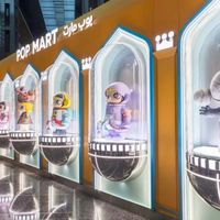 中国潮玩出海进入文化深耕阶段：LABUBU亮相纽约梅西游行，头部品牌海外营收激增超1000%