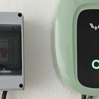 老司机硬核“回娘家”：三百块，给老丈人装个3.5kw五菱充电桩