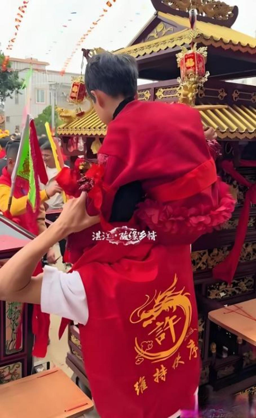 藏不住了!妈祖退童执意要凳子,全程莲花指不变,网友:一眼看穿