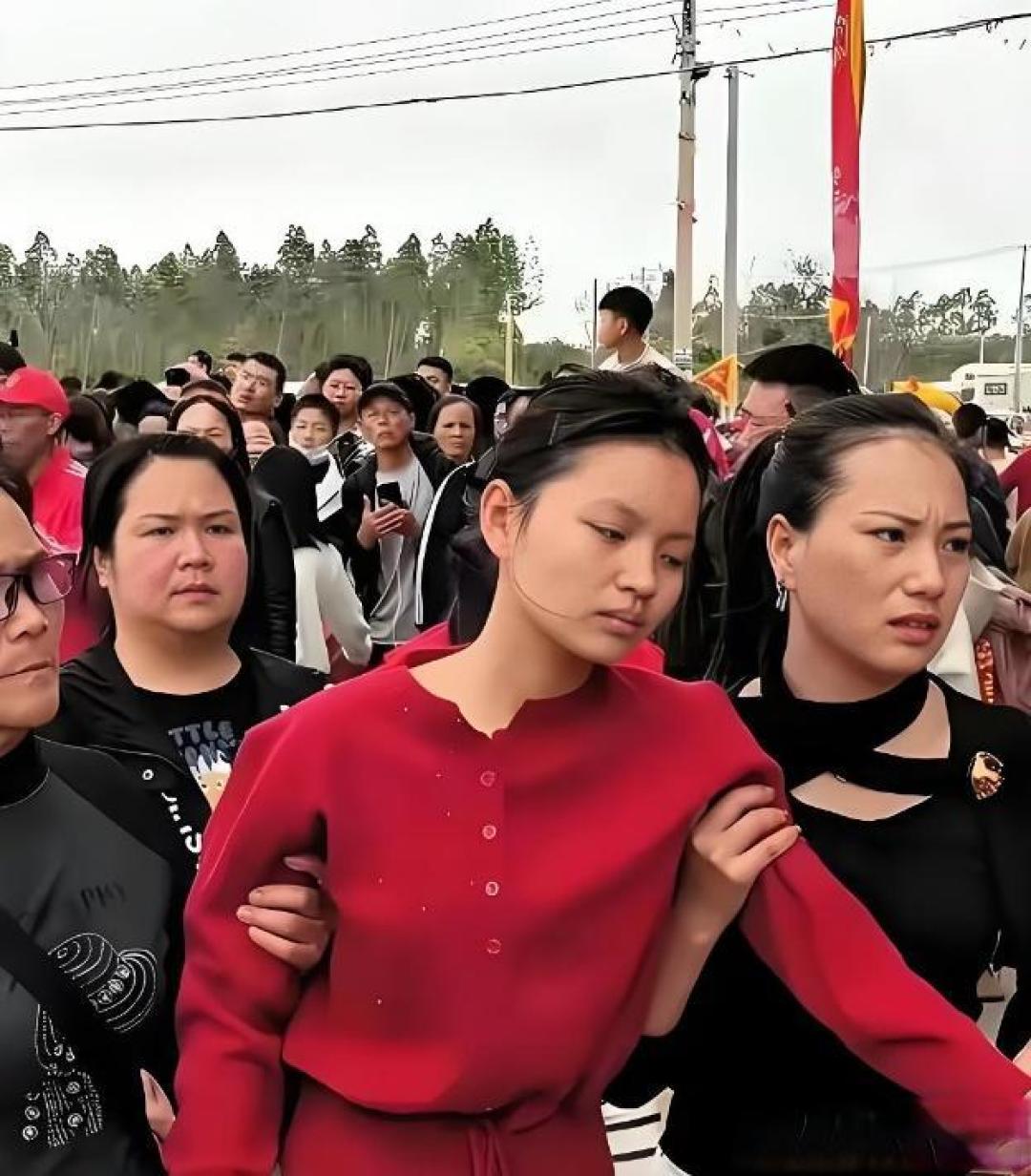 藏不住了!妈祖退童执意要凳子,全程莲花指不变,网友:一眼看穿