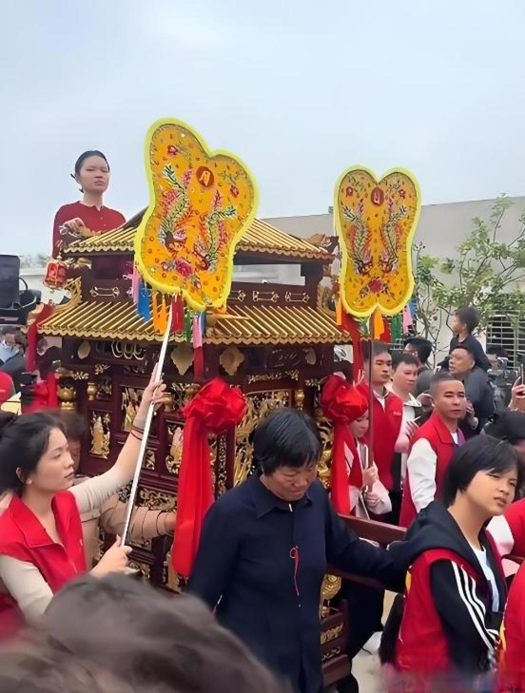 藏不住了!妈祖退童执意要凳子,全程莲花指不变,网友:一眼看穿